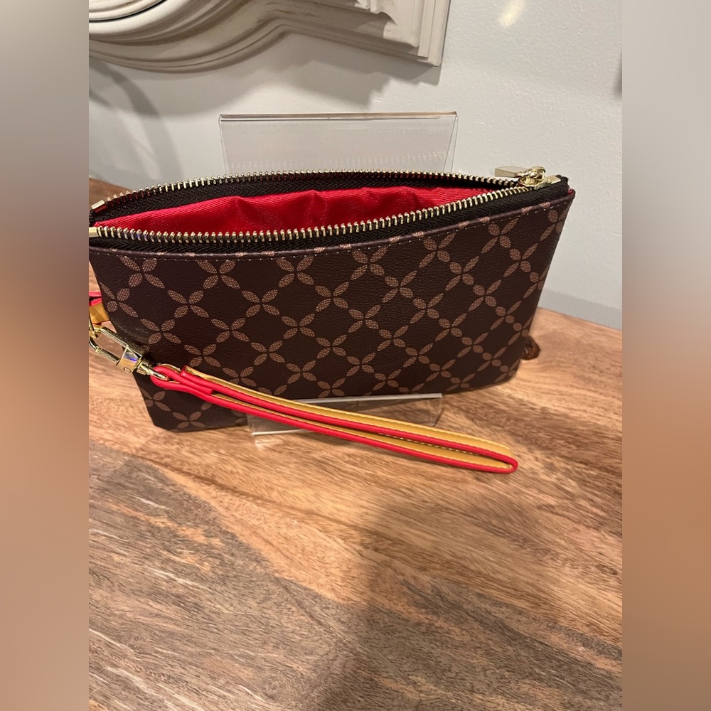 Beautiful wristlet/clutch NWOT